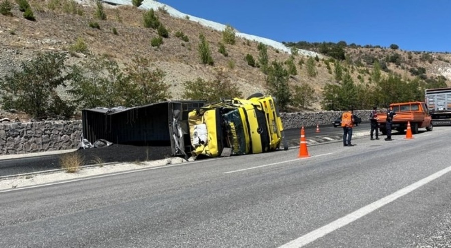 Kömür tozu yüklü TIR devrildi