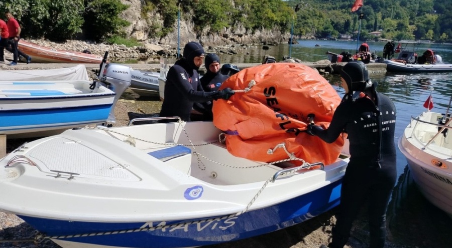 Kastamonu'da batan "Maviş" isimli tekne denizden çıkartıldı