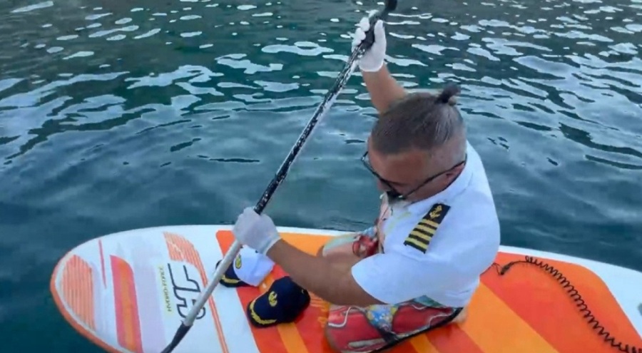 Lüks yatla tura çıkıp, çöp toplamak için yarışıyorlar