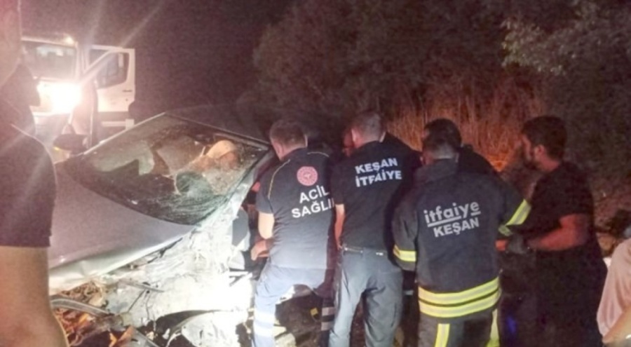 Hafif ticari araç ile otomobilin çarpıştığı kazada 6 kişi yaralandı