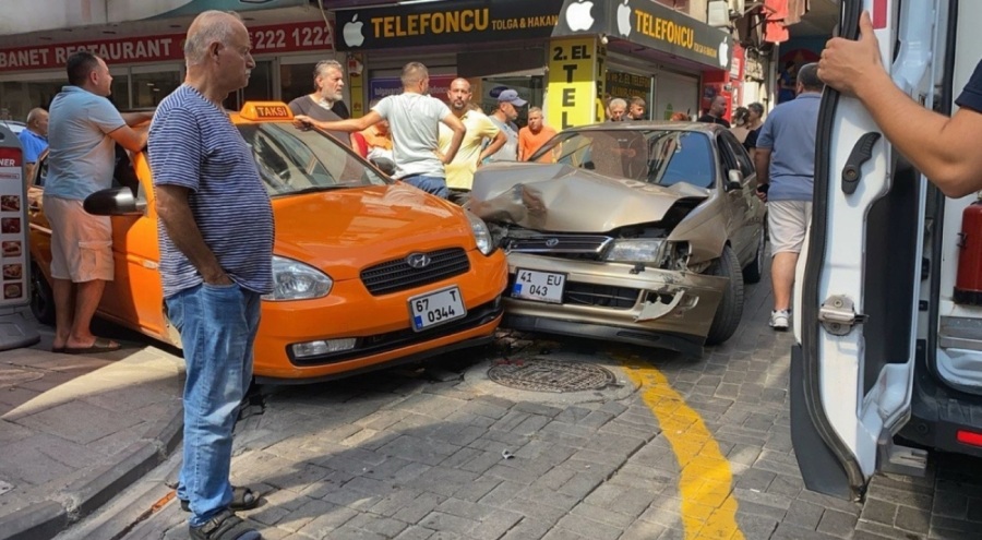 Direksiyonda fenalaştı: Önce yayaya sonra iki araca çarptı