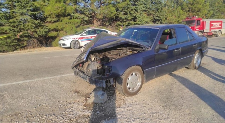 Otomobil ile pat pat çarpışması: 2 ölü, 8 yaralı