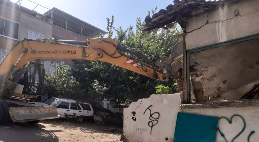 Bursa Osmangazi'de bir metruk bina daha yıkıldı