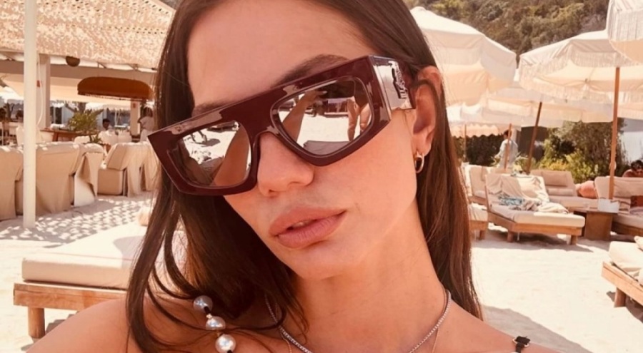 Oyuncu Demet Özdemir'den havuz pozları
