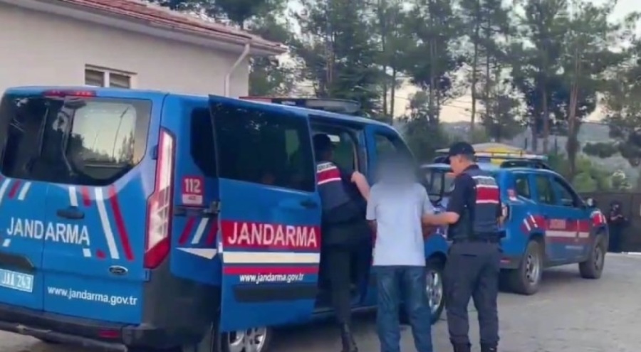 Evde sera düzeni ile uyuşturucu yetiştiren iki şüpheli tutuklandı