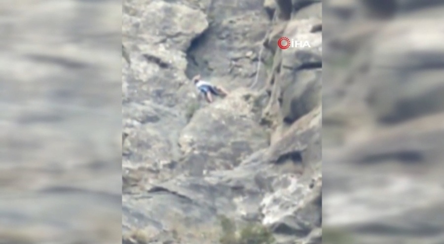 Sivas'ta kayalıklarda mahsur kalan yaşlı adam kurtarıldı