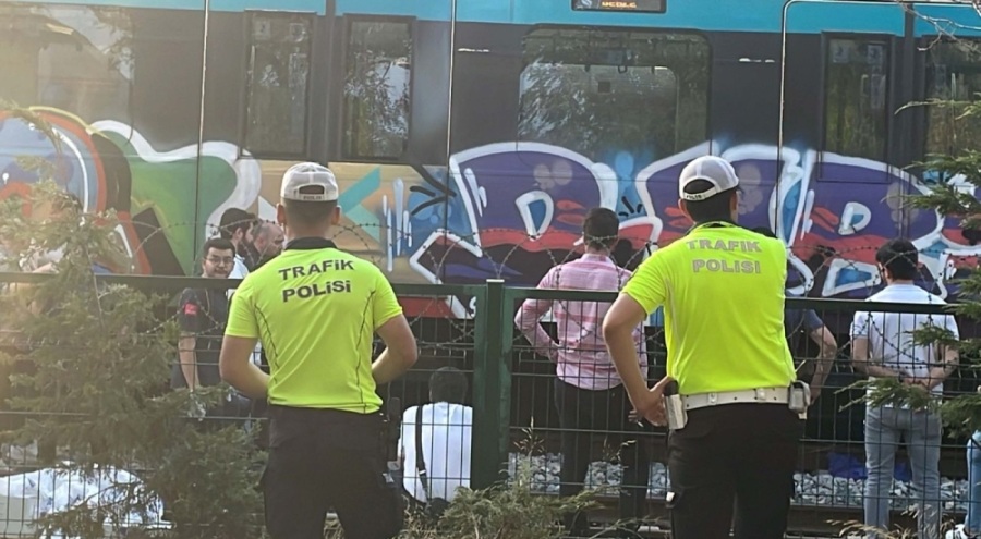 Marmaray'da bir kişi raylara atlayarak intihar etti