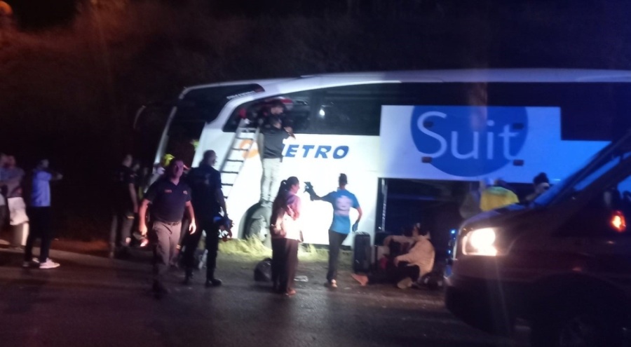 Yolcu otobüsü faciası: Önce yayaya çarptı ardından yan yattı!