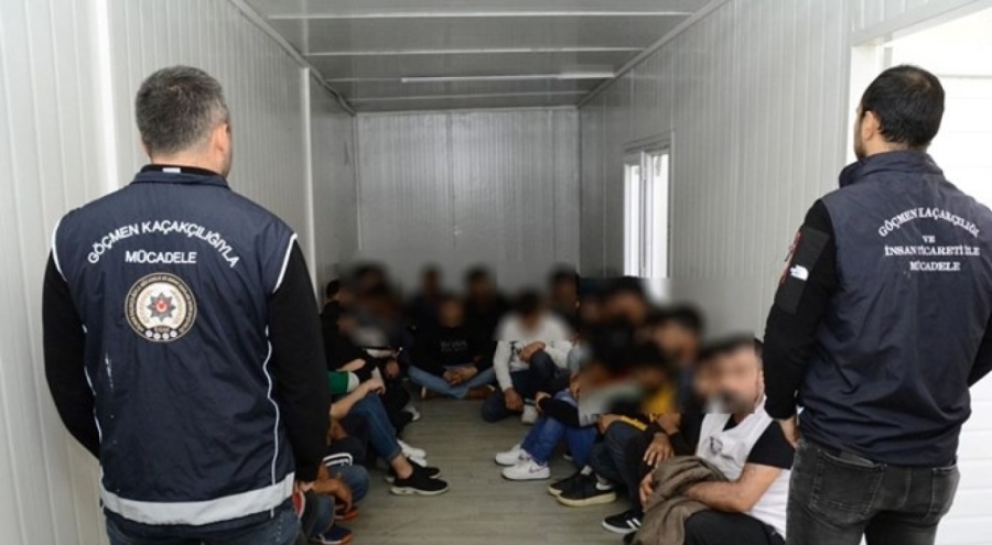 Kamyonette 32 kaçak göçmen yakalandı