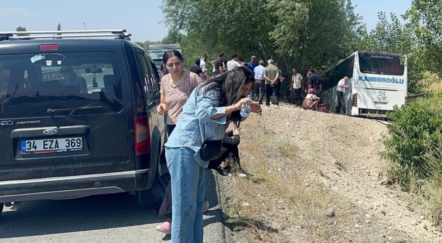 Yolcu otobüsü tarlaya girdi! Çok sayıda yaralı