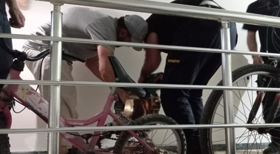 İtfaiye asansörde mahsur kalan kızı duvarı kırarak kurtardı