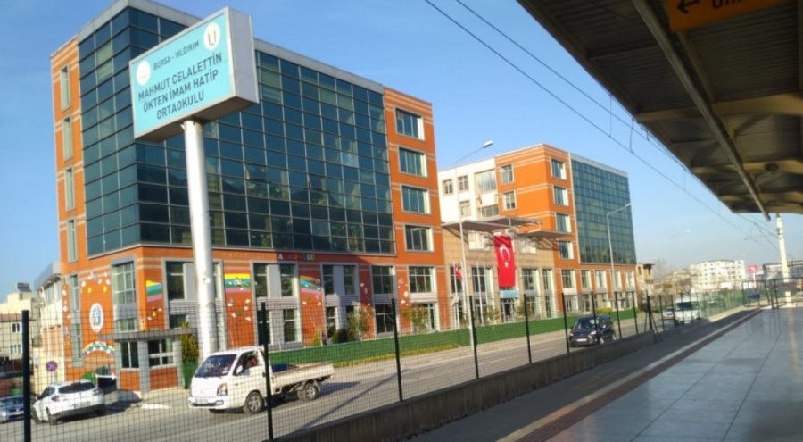 Bursa'da "Başı açık öğrenciye karışırım" diyen okul müdürü hakkında suç duyurusu