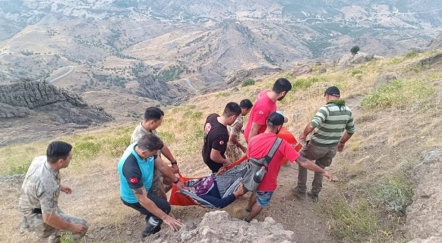 Kayalıklardan düştü, sedyeyle taşınarak kurtarıldı