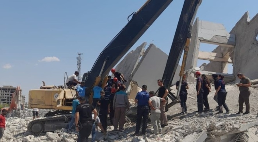 Yıkım yapan iş makinesine moloz düştü! Yaralı var