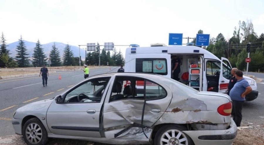 Otomobil ile hafif ticari araç çarpıştı: 8 yaralı