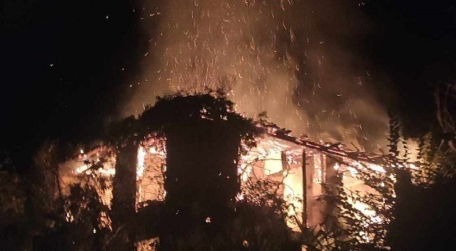 Yıldırım düşen ev alev alev yandı