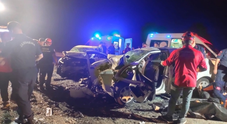 İki otomobil kafa kafaya çarpıştı: 2 ölü, 6 yaralı