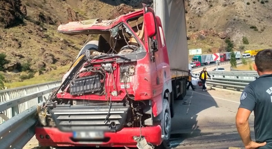 Tır bariyerlere çarptı! Sürücü can verdi