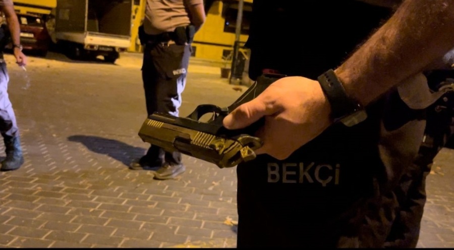 Bursa'da devriye atan ekipleri görünce tabancayı kaldırıma attı