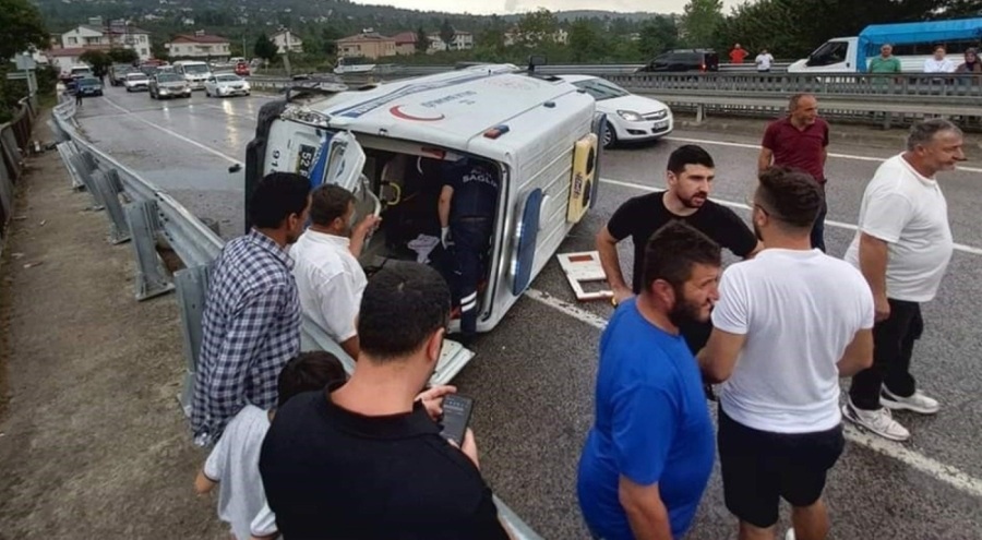 Ambulansın devrildiği kazada 4 kişi yaralandı