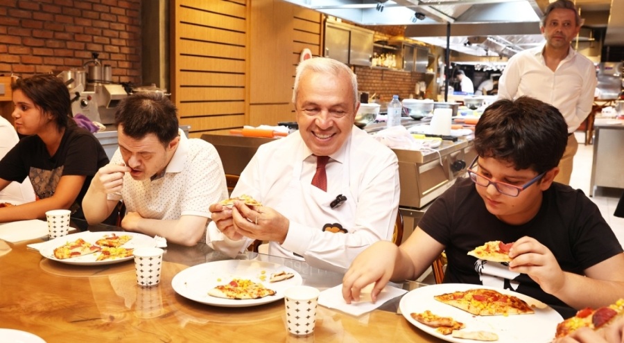 Şadi Başkan özel çocuklarla pizza yaptı