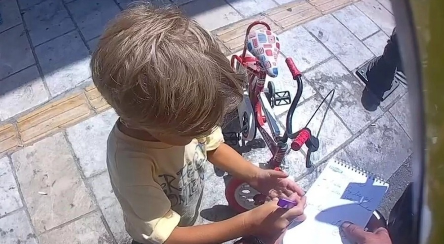 Kask takmayan çocuğa, trafik polisinden 'çizgi film yasağı'