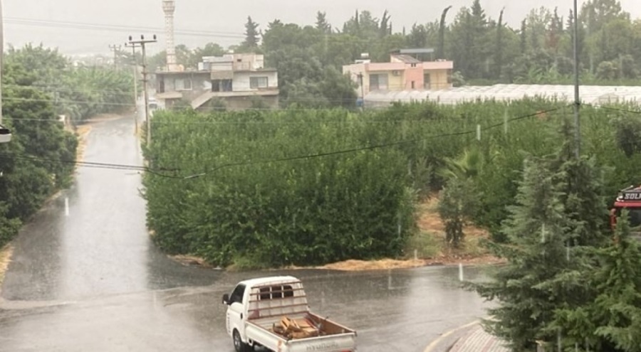 Mersin'de sağanak yağış etkili oldu