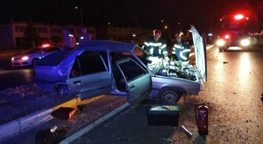 Kontrolden çıkan otomobil refüje çıktı!