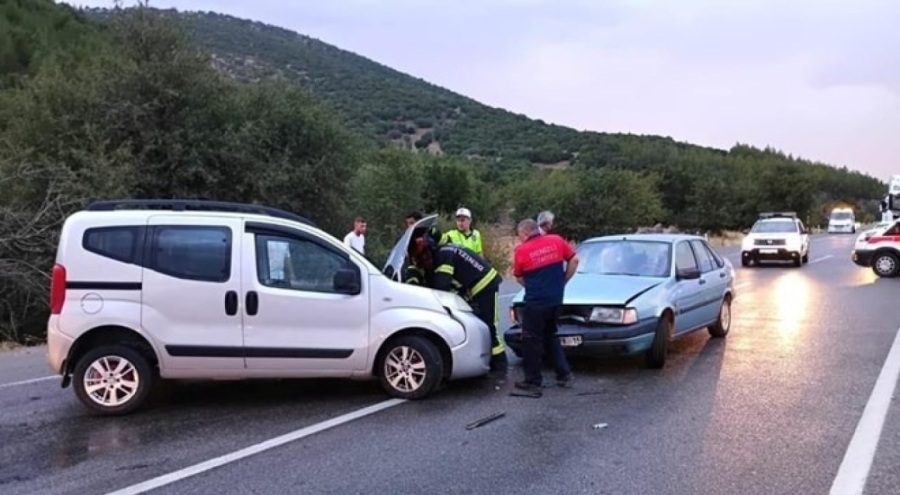 Otomobil karşı yönden gelen araçla çarpıştı
