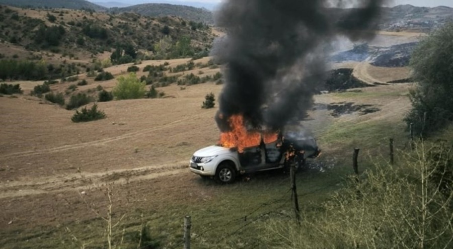 Alevlere teslim olan pikap küle döndü