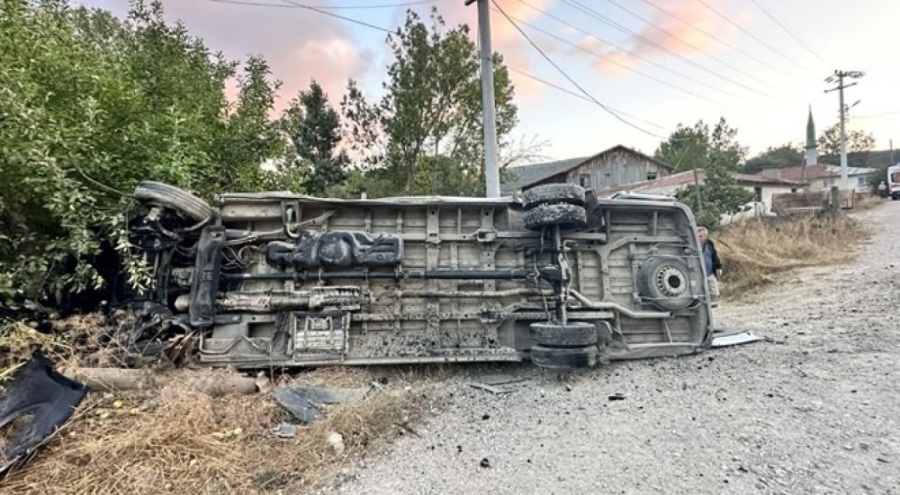 Minibüs ile traktör çarpıştı: 15 yaralı