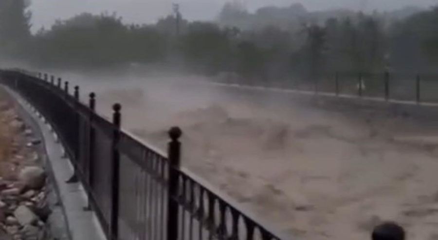 Sivas'ta sağanak yağış sele neden oldu: 8 evi su bastı