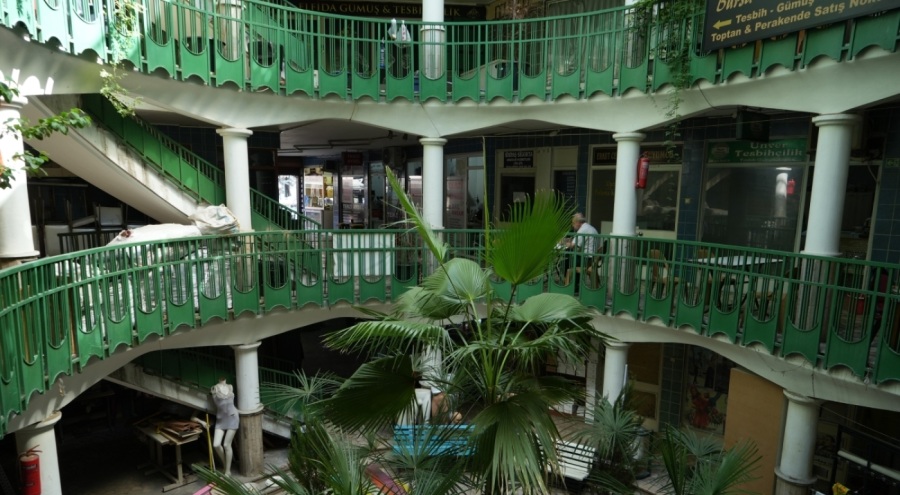 Bursa'daki Ahşap Han mimarisiyle dikkat çekiyor