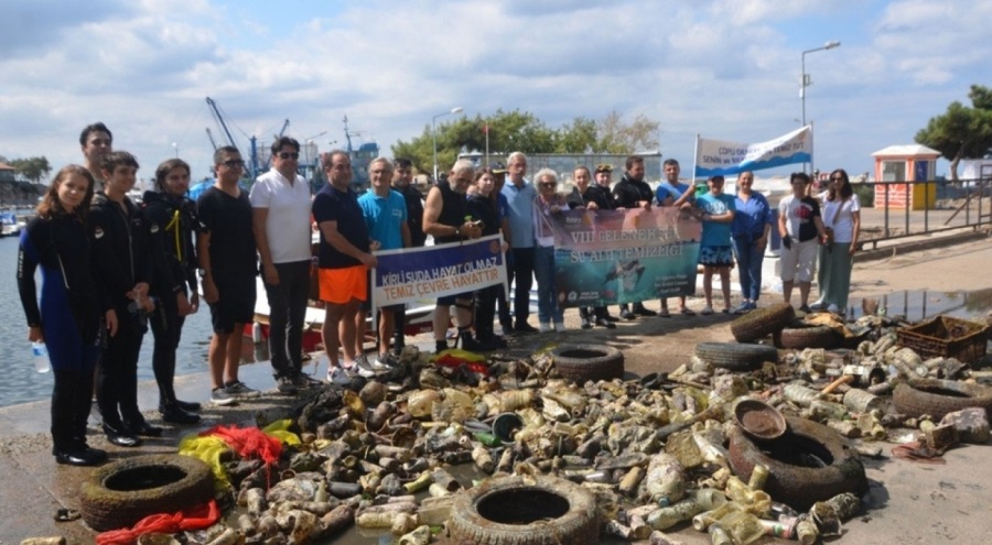 Dalgıçlar, denizden yarım saatte bir kamyonet çöp çıkardı