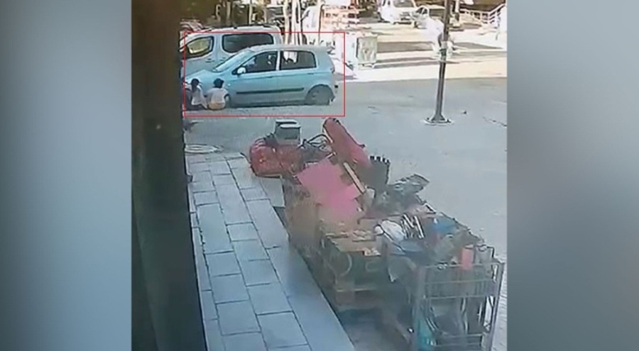 Kaldırımda oturan çocuklara araç çarptı
