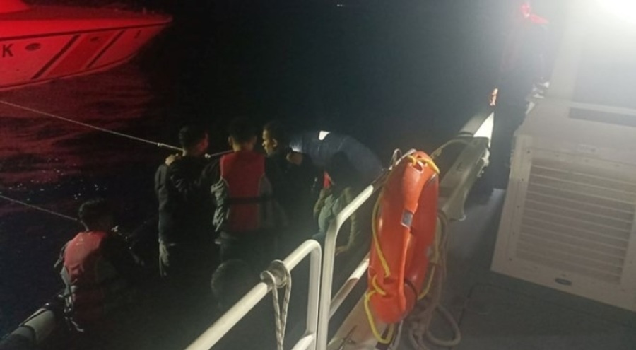 Çanakkale'de sürüklenen bottaki düzensiz göçmenler kurtarıldı