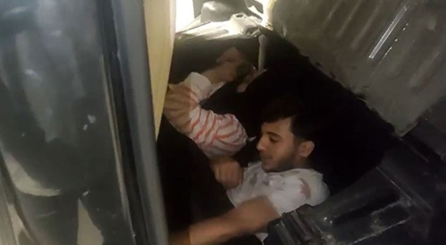 Otomobilin arka koltuğunun altında kaçak göçmenler çıktı