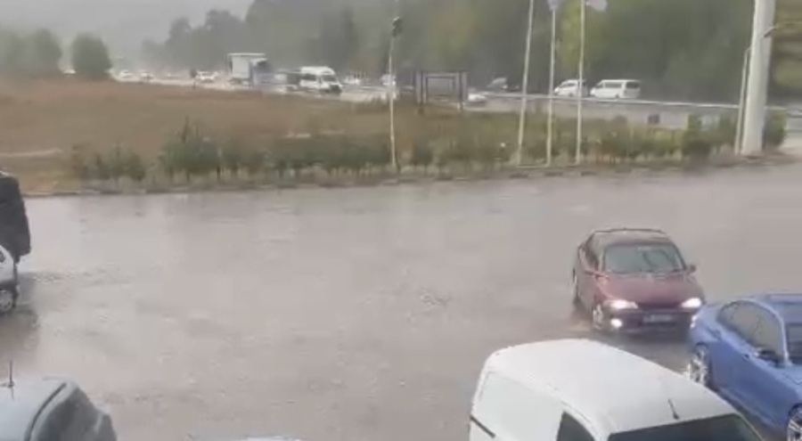 Bursa'da aniden bastıran dolu hayatı olumsuz etkiledi