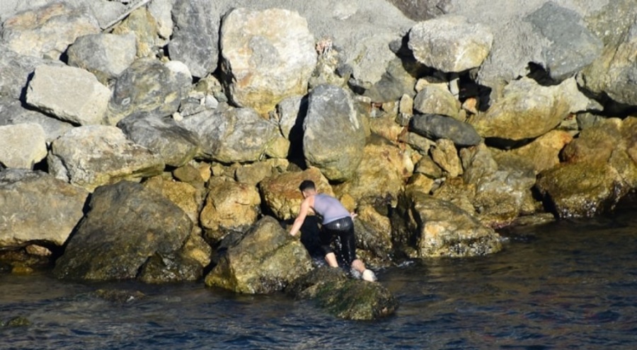 Bir grup göçmen Fas'tan yüzerek İspanya topraklarına geçti