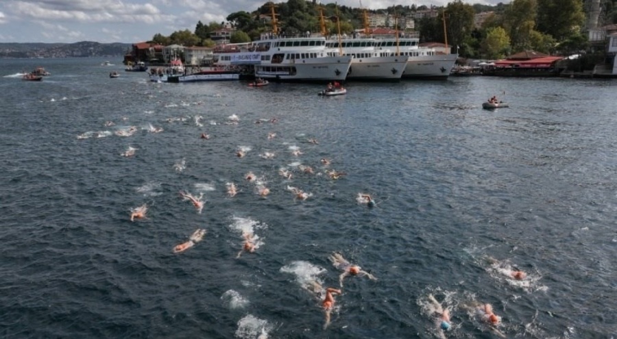 İstanbul Boğazı'nda binlerce sporcu kulaç attı! Rus ve Çinli yüzücüler boğulma tehlikesi atlattı