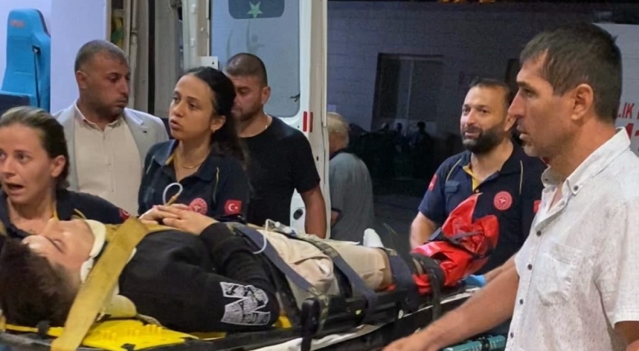 Bursa'da otomobille çarpışan motosikletteki kişiler yaralandı
