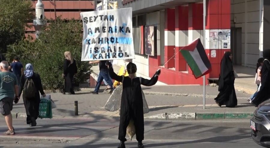 Bursa'da tiyatro sanatçısı hayvan kostümleriyle İsrail'i protesto etti