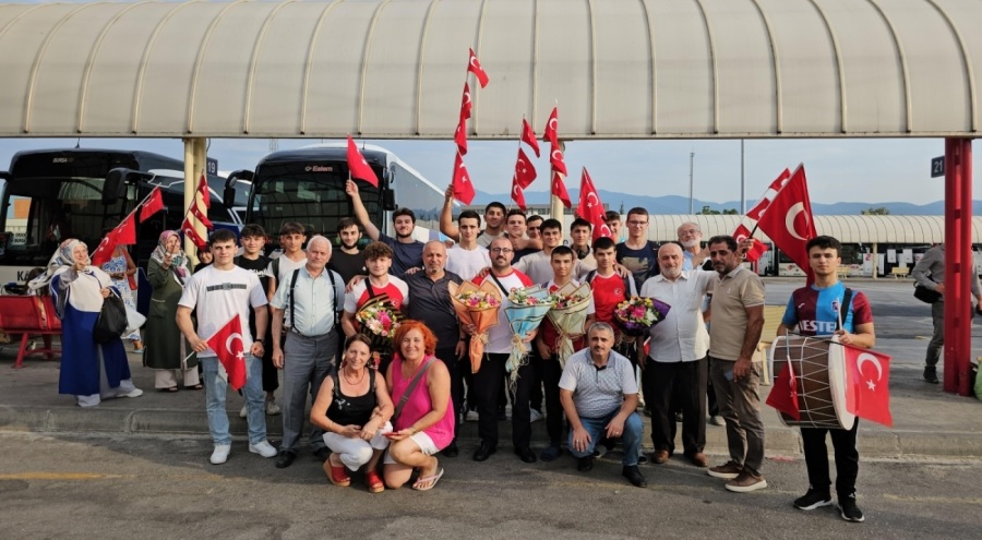 Dünyanın bileğini büken Bursalı ikizler coşkuyla karşılandı