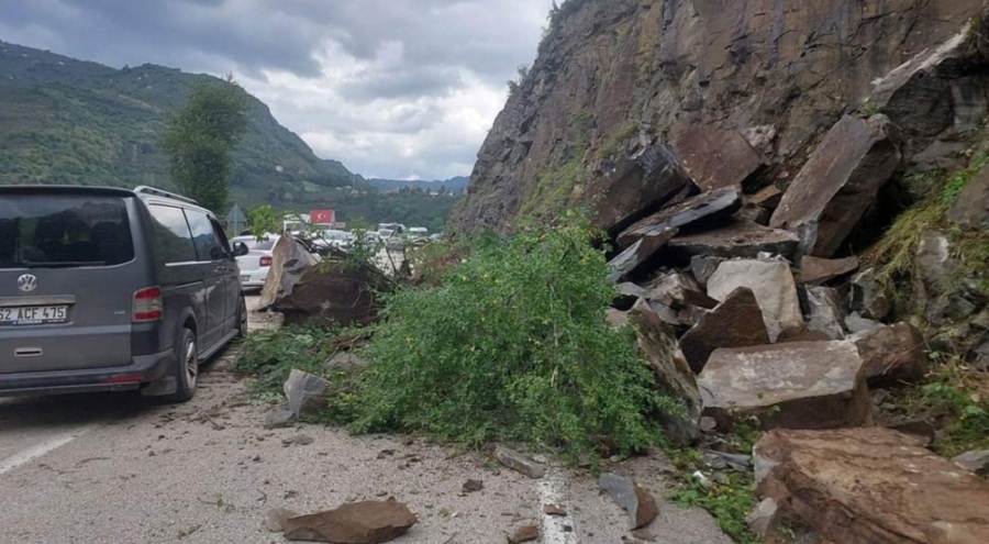 Ordu'da heyelan: Yol trafiğe kapandı