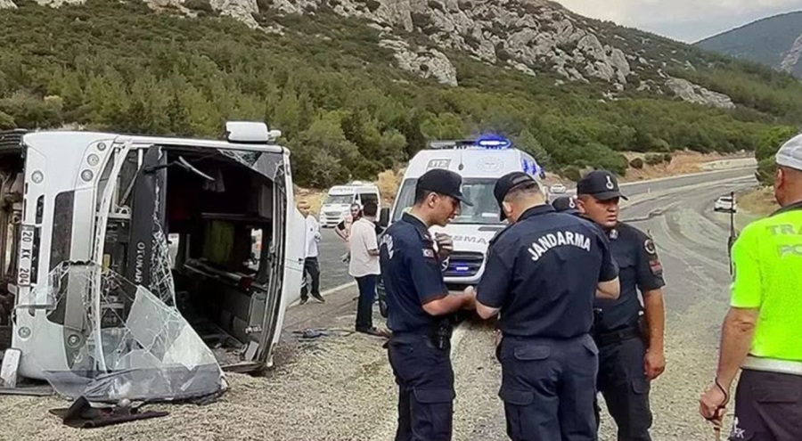 Denizli'de yolcu otobüsü devrildi