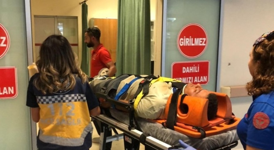 Lastiği patlayan otomobil takla attı