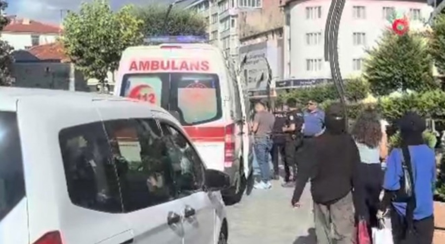 Annesiyle yolda yürüyen adamı sırtından bıçakladı!