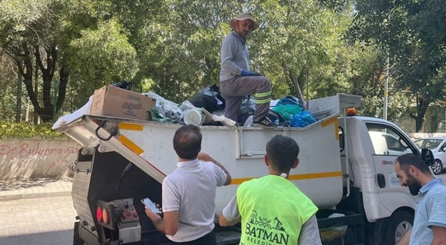 'Kötü koku' harekete geçirdi! Tonlarca çöp çıktı