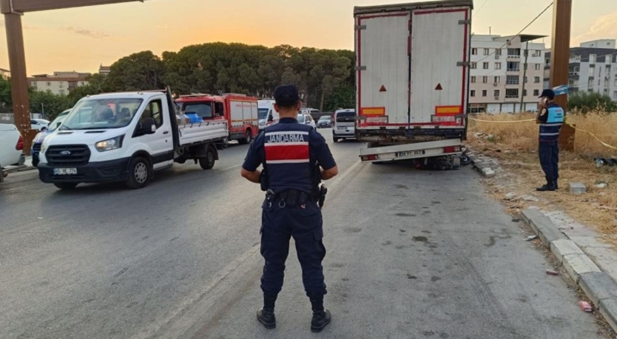 Motosiklet park halindeki tıra arkadan çarptı! Ölü ve yaralı var