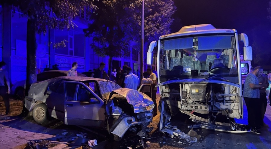 İşçi servisiyle otomobilin çarpıştığı kazada 3 kişi yaralandı